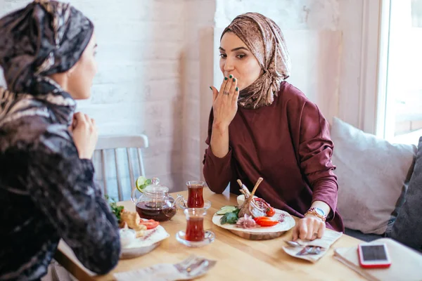 Dvě muslimské ženy v kavárně, setkání přátel — Stock fotografie