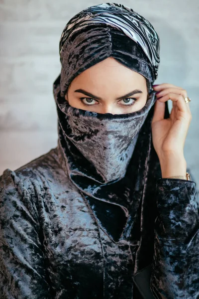 Schöne muslimische arabische Mädchen mit Paranja, nur Augen — Stockfoto