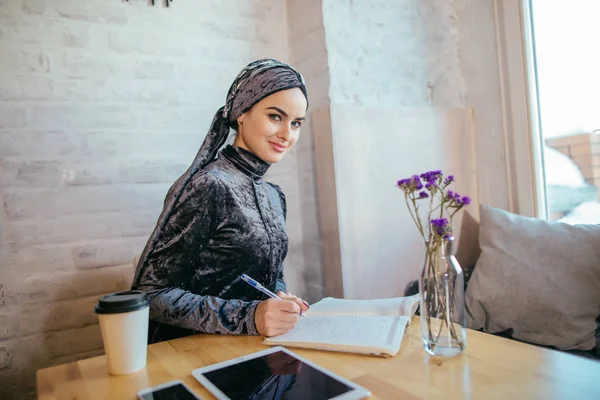 Muslim woman working in cafe — Stock Photo, Image