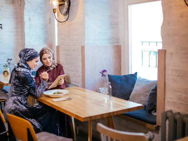 Два бизнес-партнера с помощью планшета перед их кафе — стоковое фото