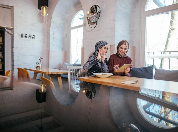 Dos socios comerciales que utilizan la tableta frente a su cafetería — Foto de Stock