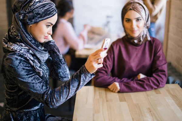 Mujer musulmana tomando selfie en la cafetería con smartphone — Foto de Stock