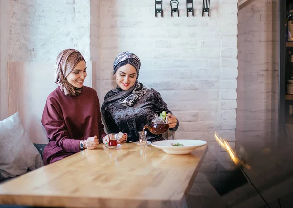 Dos mujer musulmana caucásica beber té en la cafetería — Foto de Stock