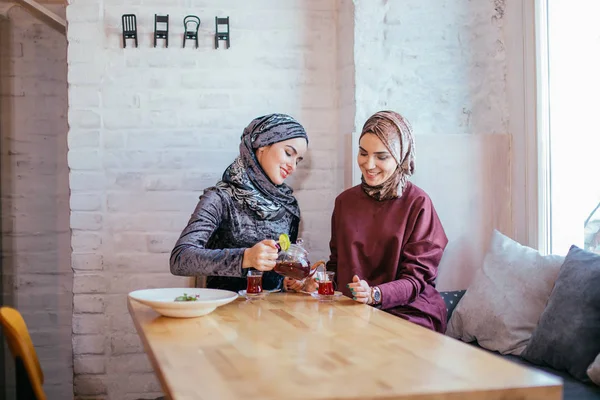 Dos mujer musulmana caucásica beber té en la cafetería — Foto de Stock