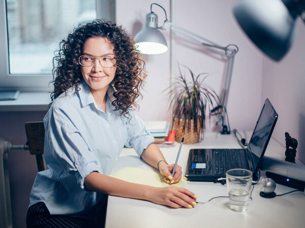 фото красивой девушки, делающей сеанс на ноутбуке
