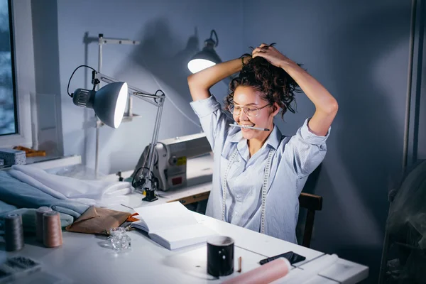 Naaister bril met potlood op wapens verzamelen van haren op Lichttafel — Stockfoto