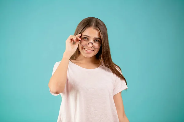 Junge Lehrerin mit Brille in lässiger Kleidung — Stockfoto