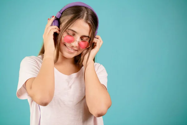 Joven estudiante está enojado con la música de los auriculares — Foto de Stock