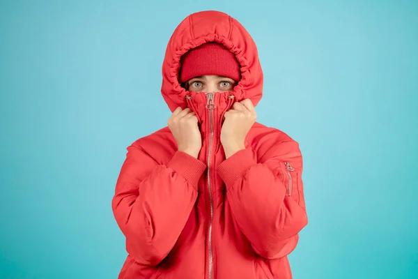 Giovane femmina in giacca rossa e cappello si sente freddo . — Foto Stock