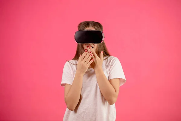 Impactada mujer de boca abierta explorar entorno virtual —  Fotos de Stock