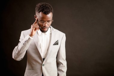 onun broblems düşünmeye genç siyah modeli.