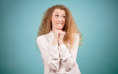 Genç kadın memnun surat.