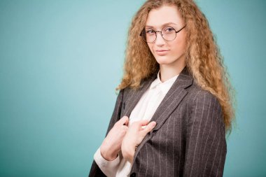 yan görünüm portre çekici kadın eşyası beyaz bluz