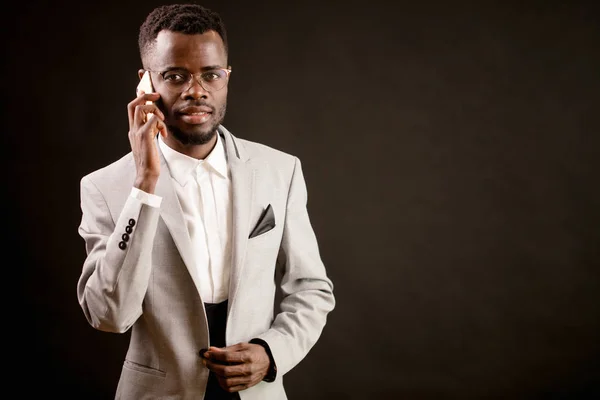 Imagen de cerca de Afro chico con teléfono inteligente — Foto de Stock