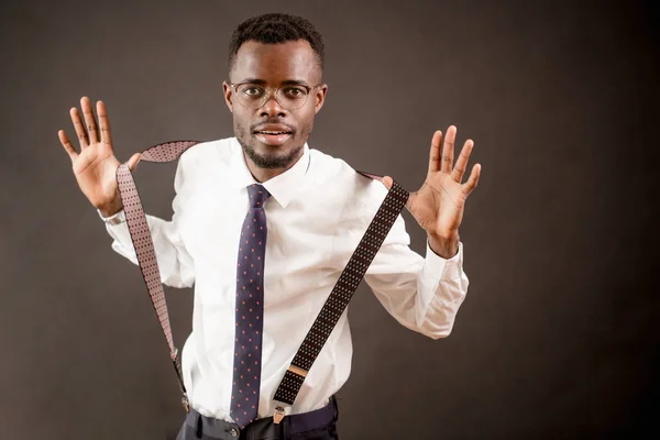 Primer plano de maestro africano en gafas tirando de sus tirantes — Foto de Stock