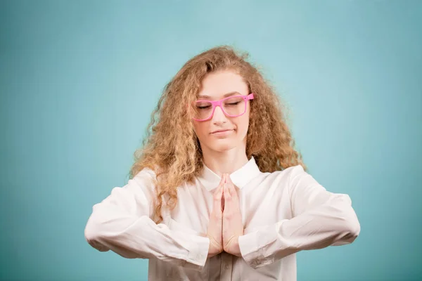 Jeune femme d'affaires en lunettes et chemisier blanc méditant au travail — Photo