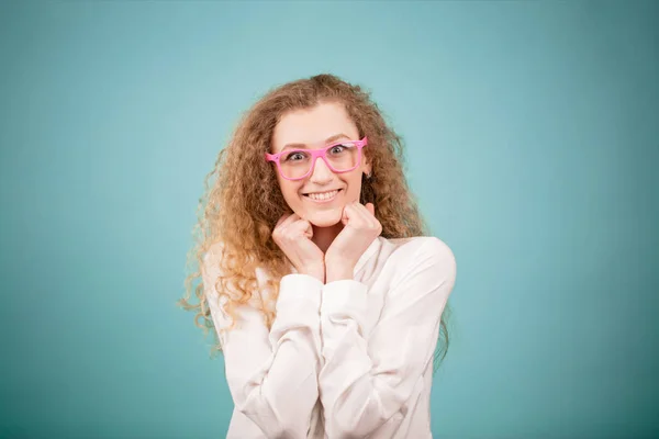 Lustige Frau mit Brille und langen Haaren sieht aus wie das Kaninchen — Stockfoto