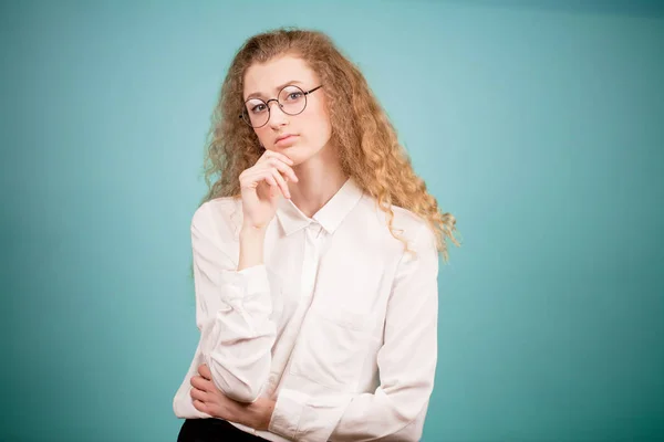 Image rapprochée de belle jeune femme avec des lunettes et la main levée — Photo