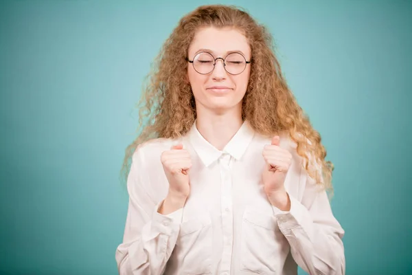 Jeune femme blonde les yeux fermés essayant d'arrêter de rire — Photo