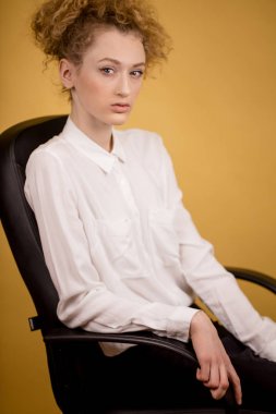 yan görünümü ciddi kadının fotoğrafını kırpılmış bir görüşme için geldi