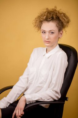 Beyaz bluz kameraya poz ofis çalışanı