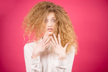 Kuaför salonuna gittikten sonra sarışın asi saçlı şok genç kadın