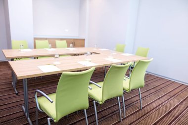 mavi duvar, ahşap masa ve yeşil sandalye ile ışık odası iç