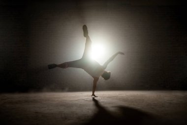 genç b-giyen bir pantolon ve fişekleri yerde pratik singlet