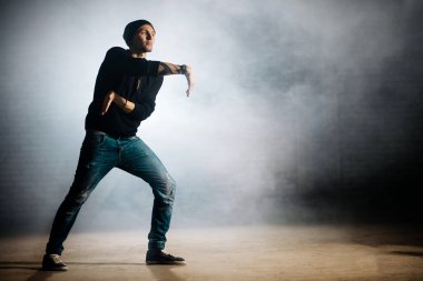 esnek silah ile gece ışık sokakta dans erkek