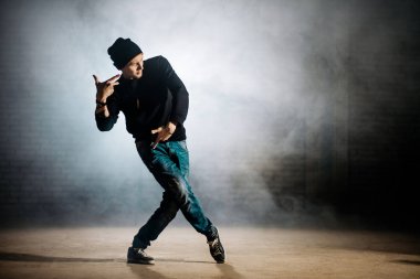 Sokakta dans genç rapçi. Hip hop kültürü