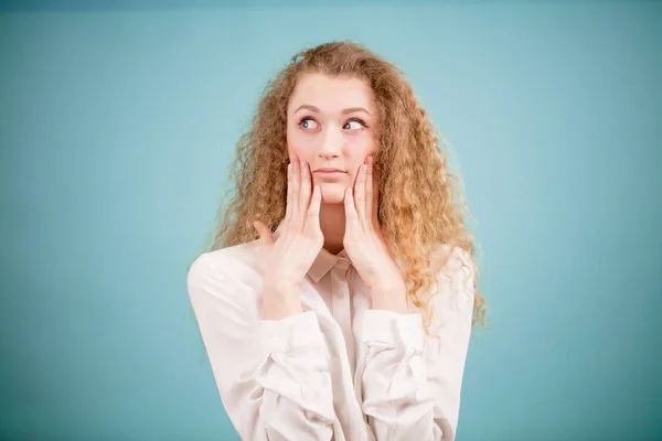 Image rapprochée de beau modèle a bavardé. faire un long visage — Photo