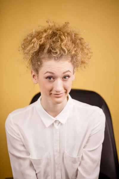 Close up retrato de mulher de negócios com cabelo engraçado — Fotografia de Stock