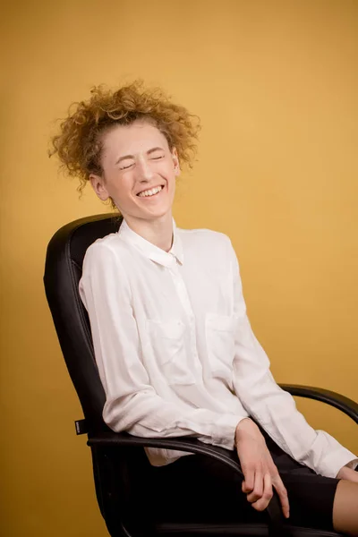 Гигантский офисный работник, сидящий на стуле — стоковое фото