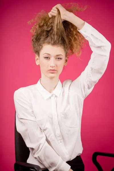 Mooi model instelling haar. doen haar omhoog. — Stockfoto