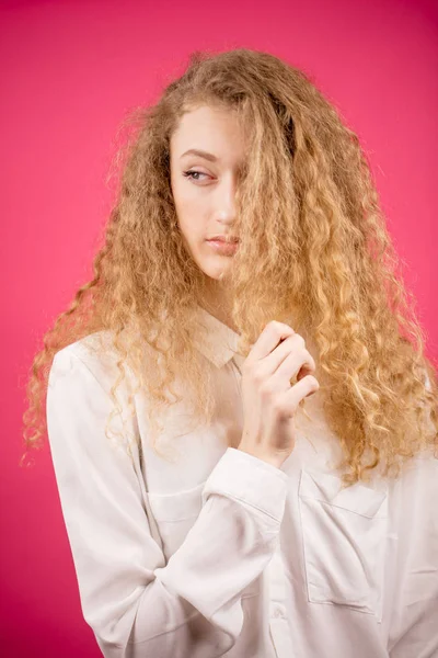 Gyönyörű nő tisztességes rengeteg fényes haj — Stock Fotó