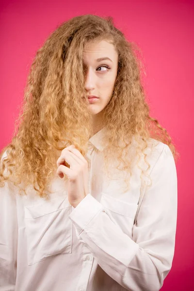 Junge kaukasische Hündin mit neuer Frisur — Stockfoto