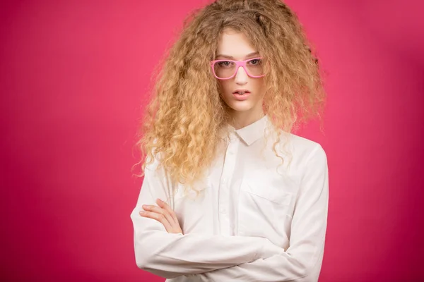 Mujer joven de moda en gafas con pelo necesita un buen peine —  Fotos de Stock