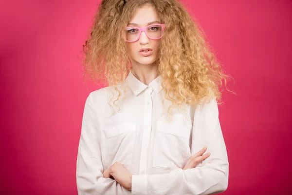 Femme qui ne peigne jamais ses cheveux bouclés — Photo