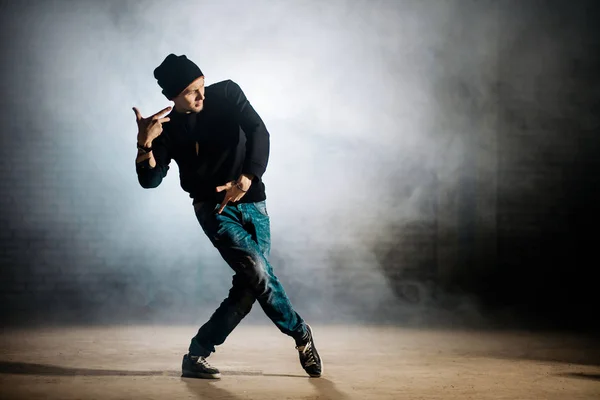 Jovem rapper dançando na rua. Cultura do hip hop — Fotografia de Stock
