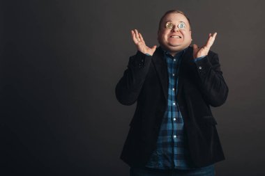 kutluyor şişko gözler tarafından deli face.crazy bitcoin sevgilisi altın madeni para ile yapmak