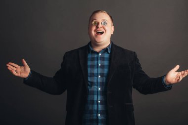 kutluyor şişko gözler tarafından deli face.crazy bitcoin sevgilisi altın madeni para ile yapmak
