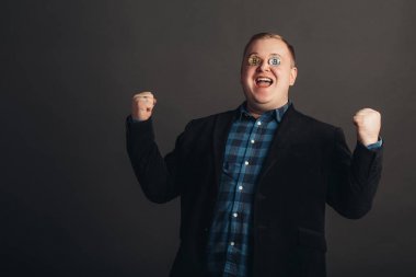 kutluyor şişko gözler tarafından deli face.crazy bitcoin sevgilisi altın madeni para ile yapmak