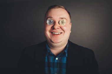 bitcoin erkek sevgilisi tarafından gözleri altın madeni para ile