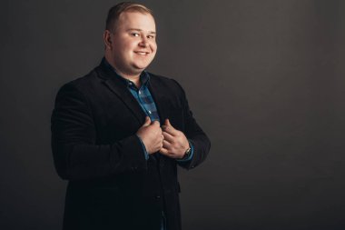 Siyah elbiseli iş adamı siyah arka planda