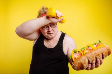 Burger kaldırma sırasında yorgun şişman adam terlemesi