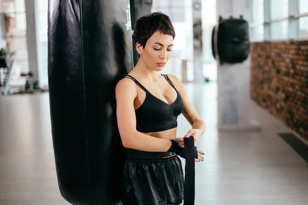 Vista lateral de joven bonita atleta con pelo oscuro en pantalones cortos negros —  Fotos de Stock