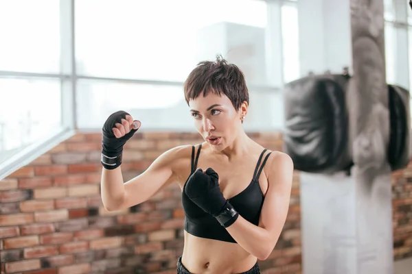 Karate edzőteremben csinál szép nő — Stock Fotó