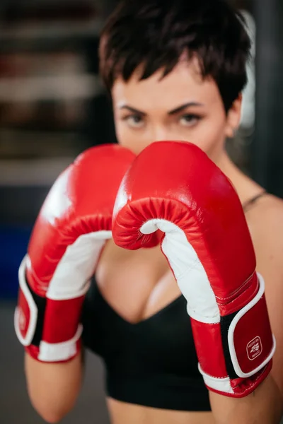 Hermosa mujer boxeadora audaz con guantes de sparring rojo. agresión. . —  Fotos de Stock