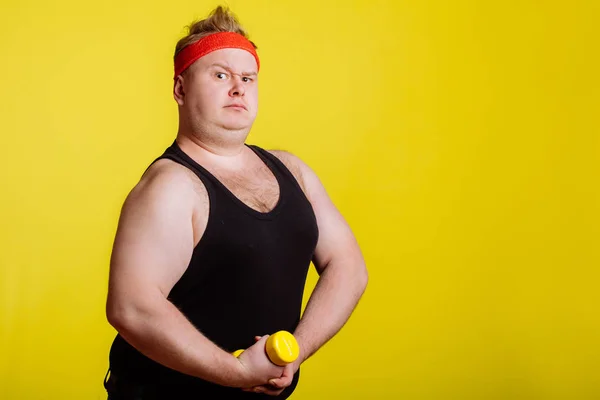 Tlustý muž s činka na žlutém podkladu. Motivace pro tlusté lidi — Stock fotografie