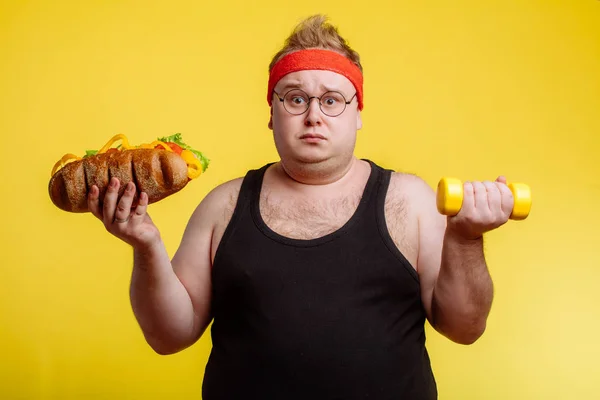 Fat man choise between sport and fastfood — Stock Photo, Image